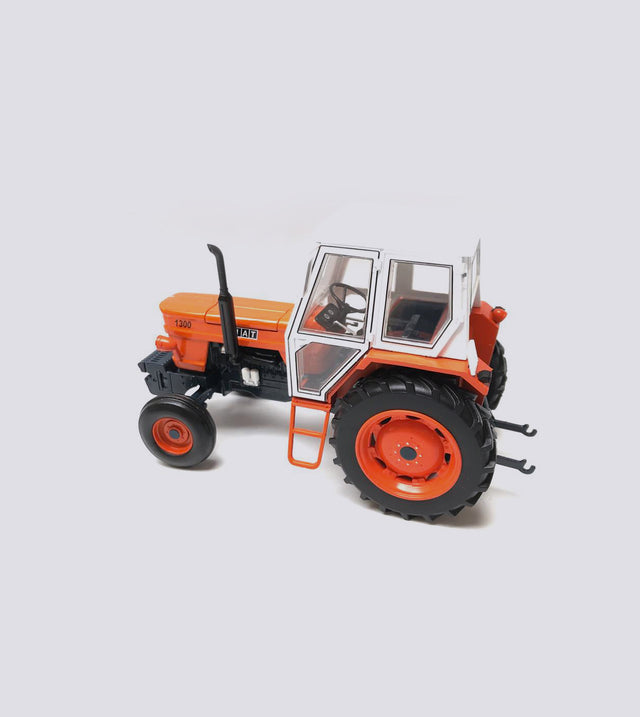 Fiat 1300 2WD mit Kabine (1:32)