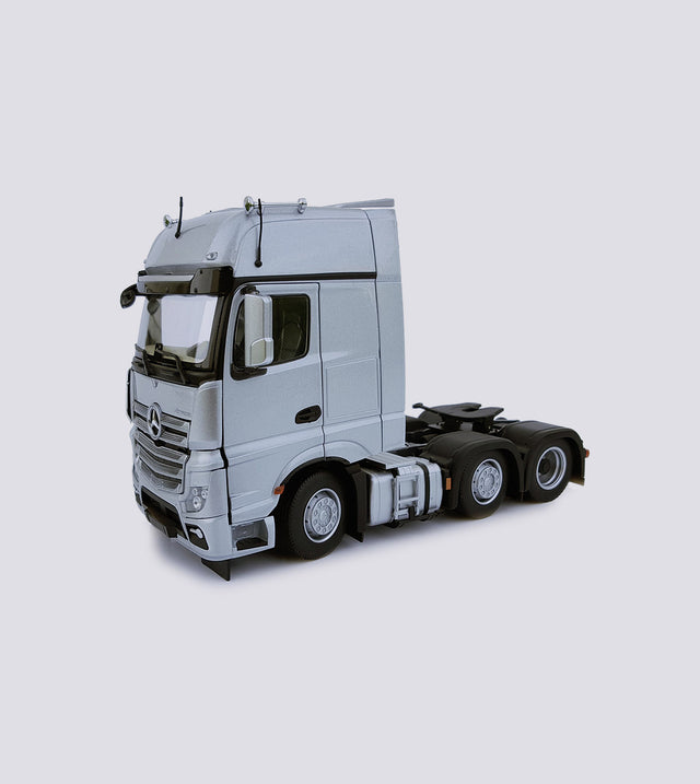 Mercedes-Benz Actros Gigaspace 6x2 Silber (1:32)
