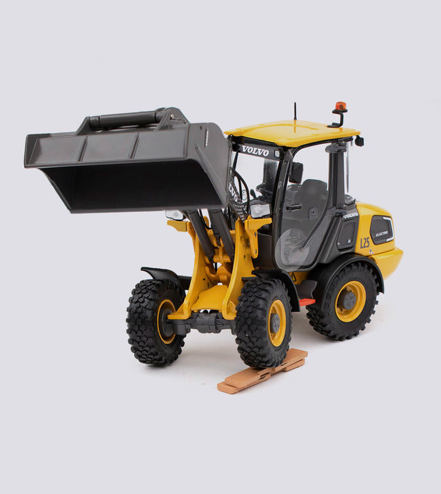 Volvo L25 wheel loader (1:32)