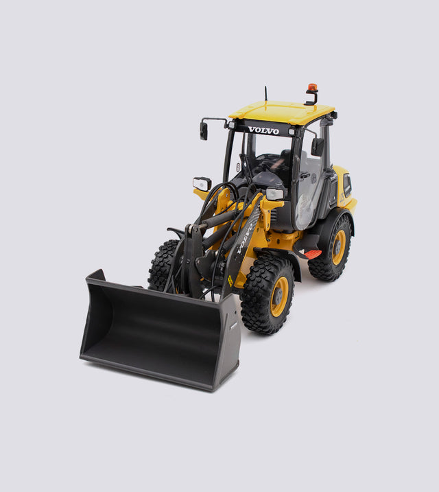 Volvo L25 wheel loader (1:32)