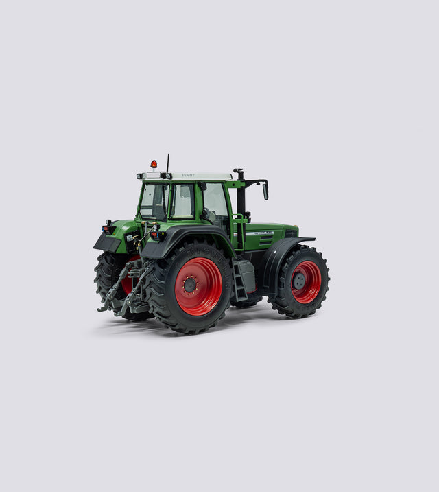 Fendt Favorit 824 (1:32)