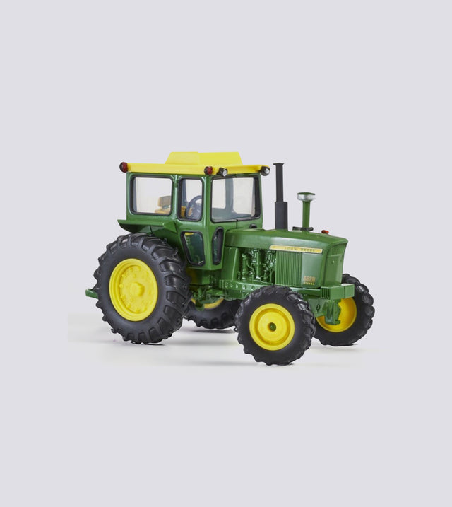 John Deere 4020 with cabin (1:32)