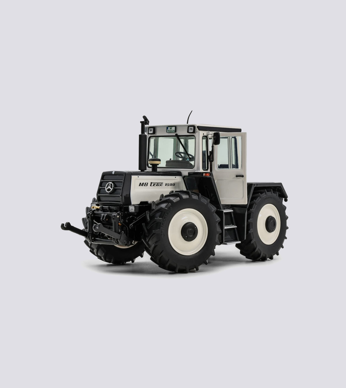 MC trac 1500 Knicknase Schwarz / Weiß (1:32)