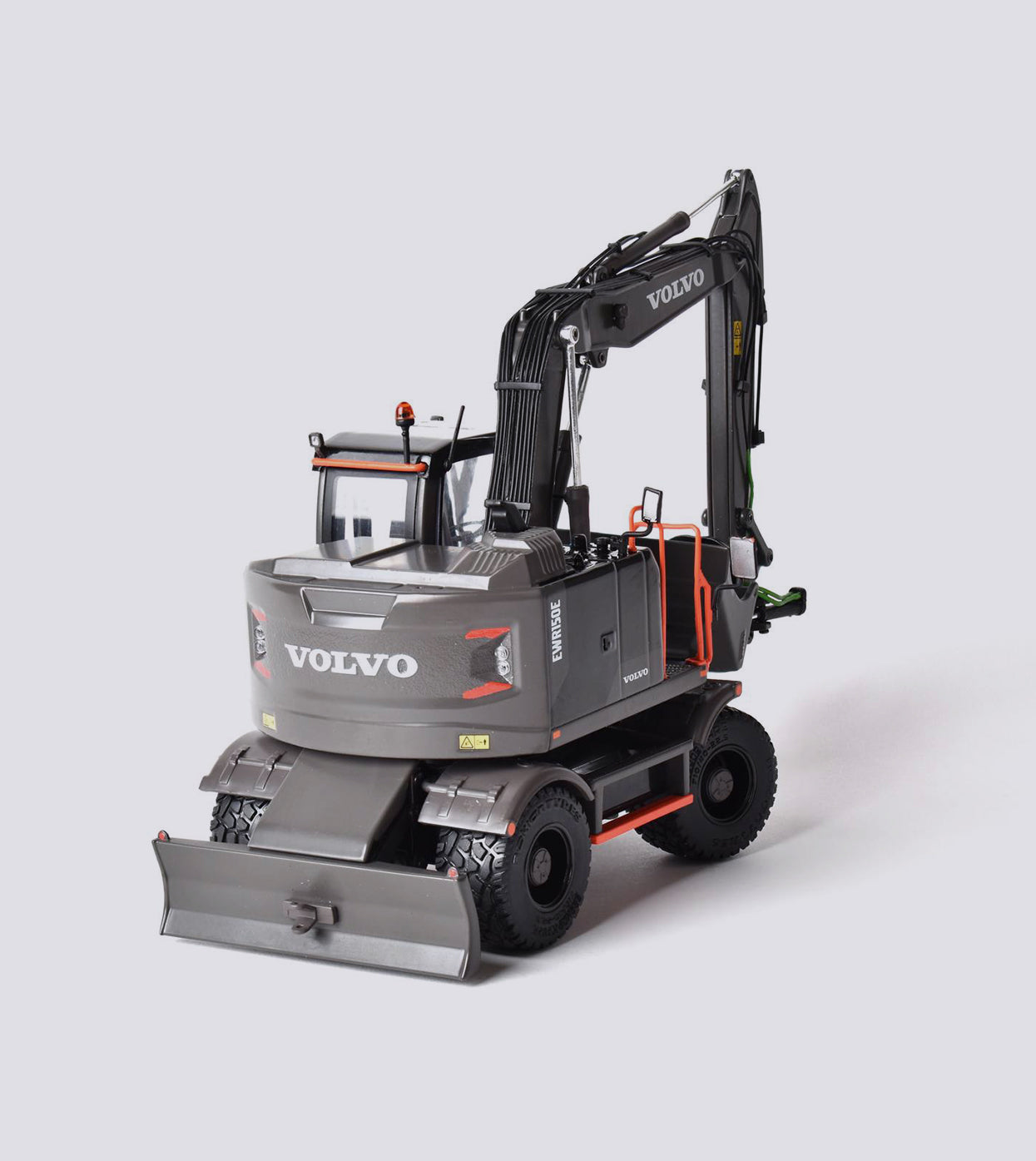 Volvo EC220E Excavator (1:32)