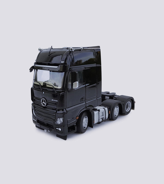 Mercedes-Benz Actros Gigaspace 6x2 Schwarz (1:32)