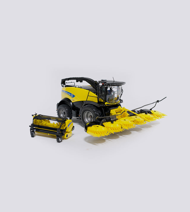 New Holland FR650 mit silber-grauen Felgen (1:32)