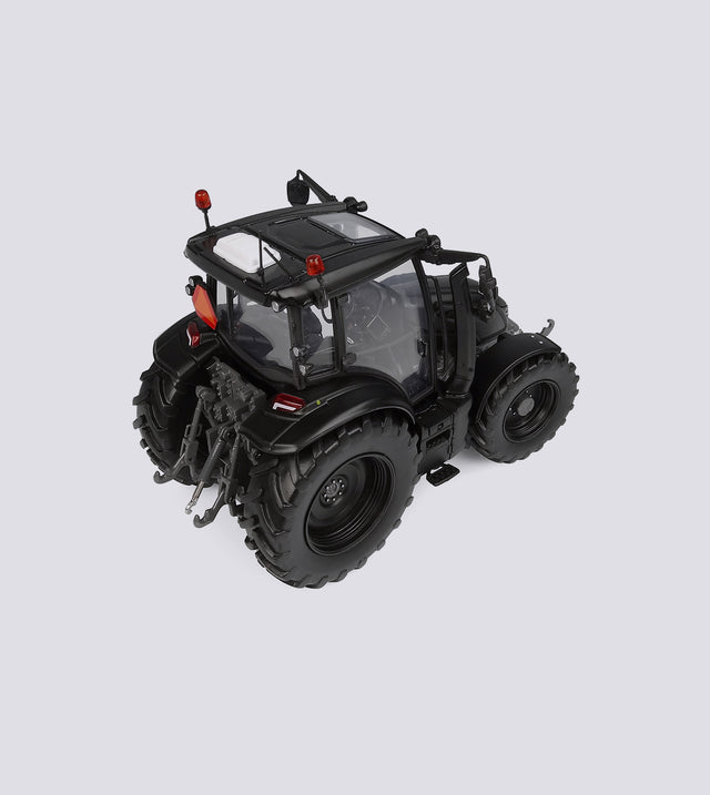 Valtra G 135 Matt Schwarz (1:32)