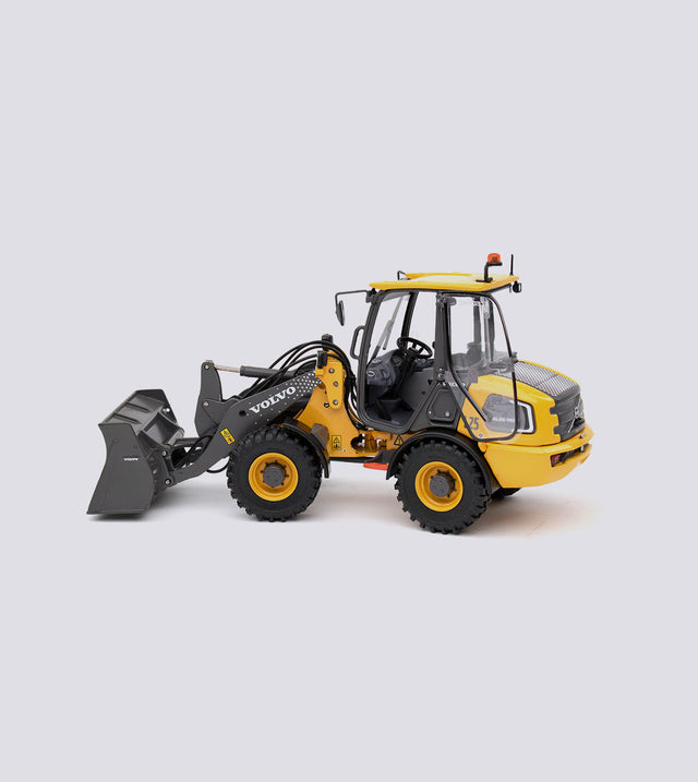 Volvo L25 wheel loader (1:32)